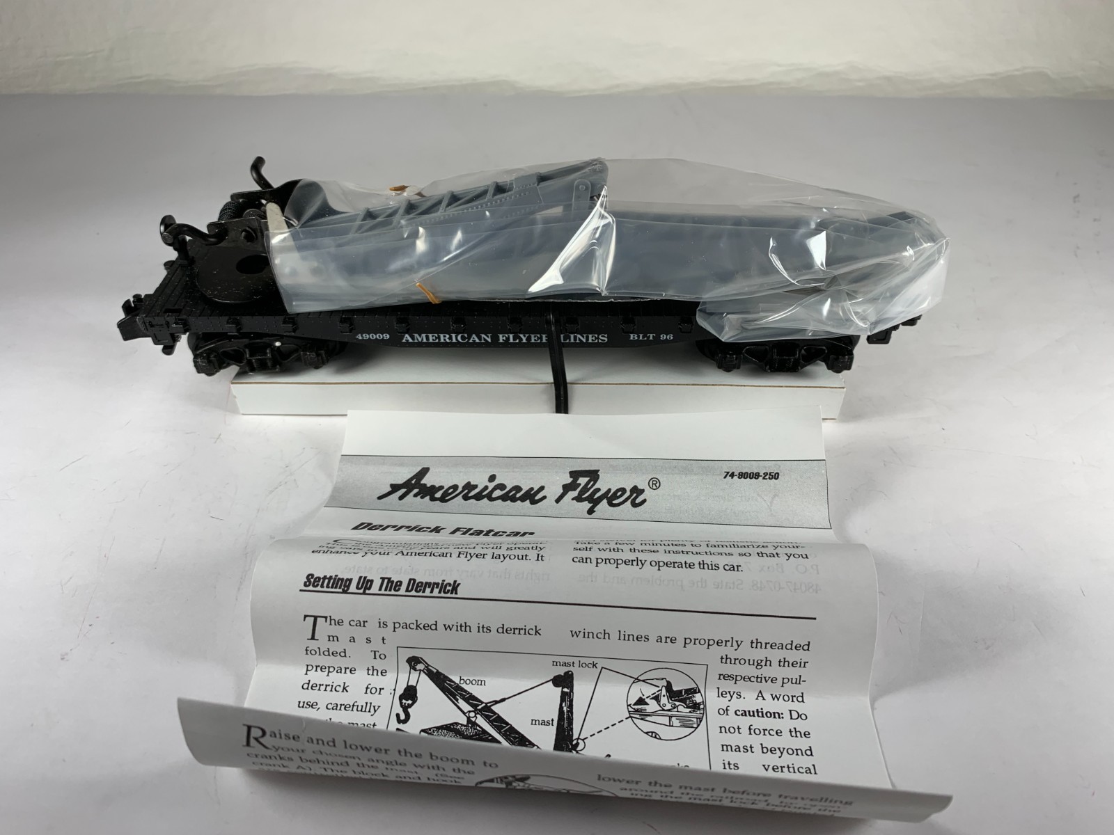 AMERICAN FLYER 6-49009, AMERICAN FLYER LINES FLAT CAR with DERRICK, NIB (1996)