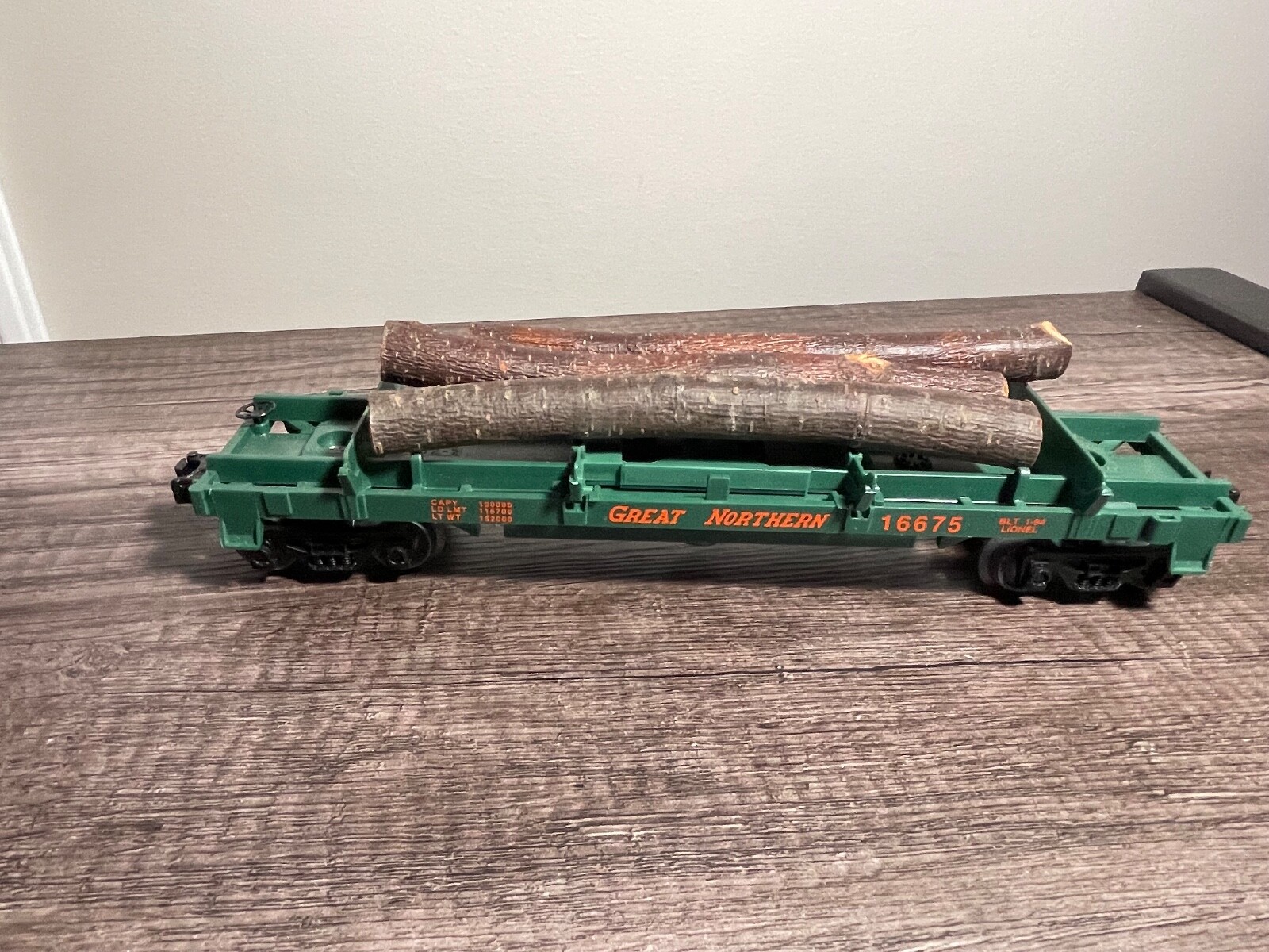 Lionel 6-16675 Great Northern Log Dump Car Logs Included, pieces missing (R-193)