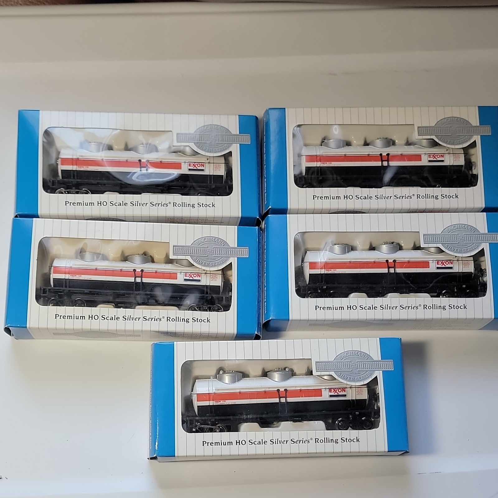 Bachmann HO Exxon 40′ 3-Dome Tank Car White/Red/Black/Silver Analog 17138