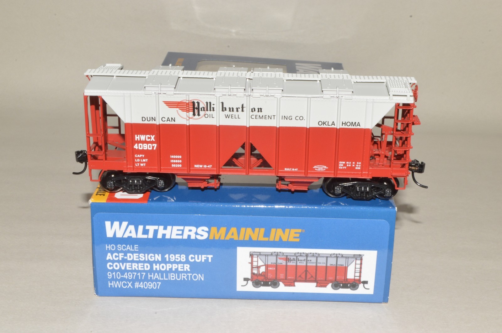 HO scale Walthers Haliburton Oil Well ACF 2 bay covered hopper car train 40907