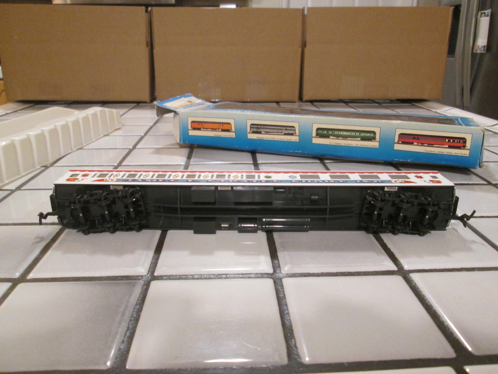 IHC JAMES E STRATES SHOWS PASSENGER CAR HO SCALE