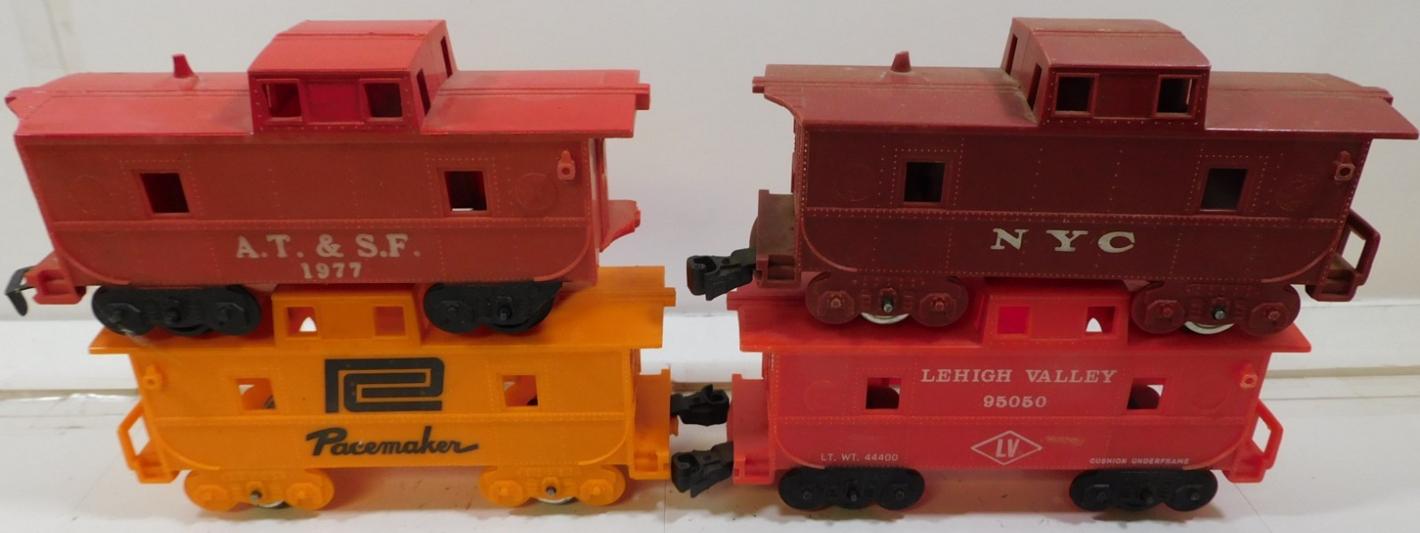 Train HO Lot 8 Plastic Train Cars Ready to Go Locomotive, Tender, Caboose