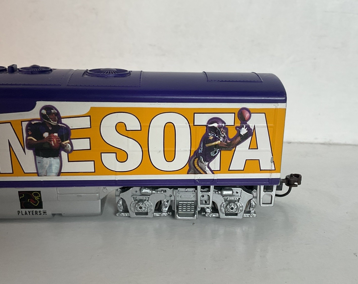 Hawthorne Village HO Diesel Engine | Booster | Minnesota Vikings | Holiday Train