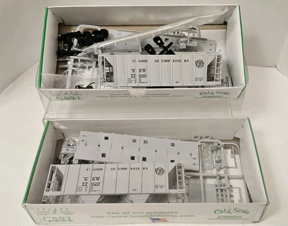 Bowser HO 70 Ton 2-Bay covered Hopper SSW 2-Car Set, Different Numbers – NEW
