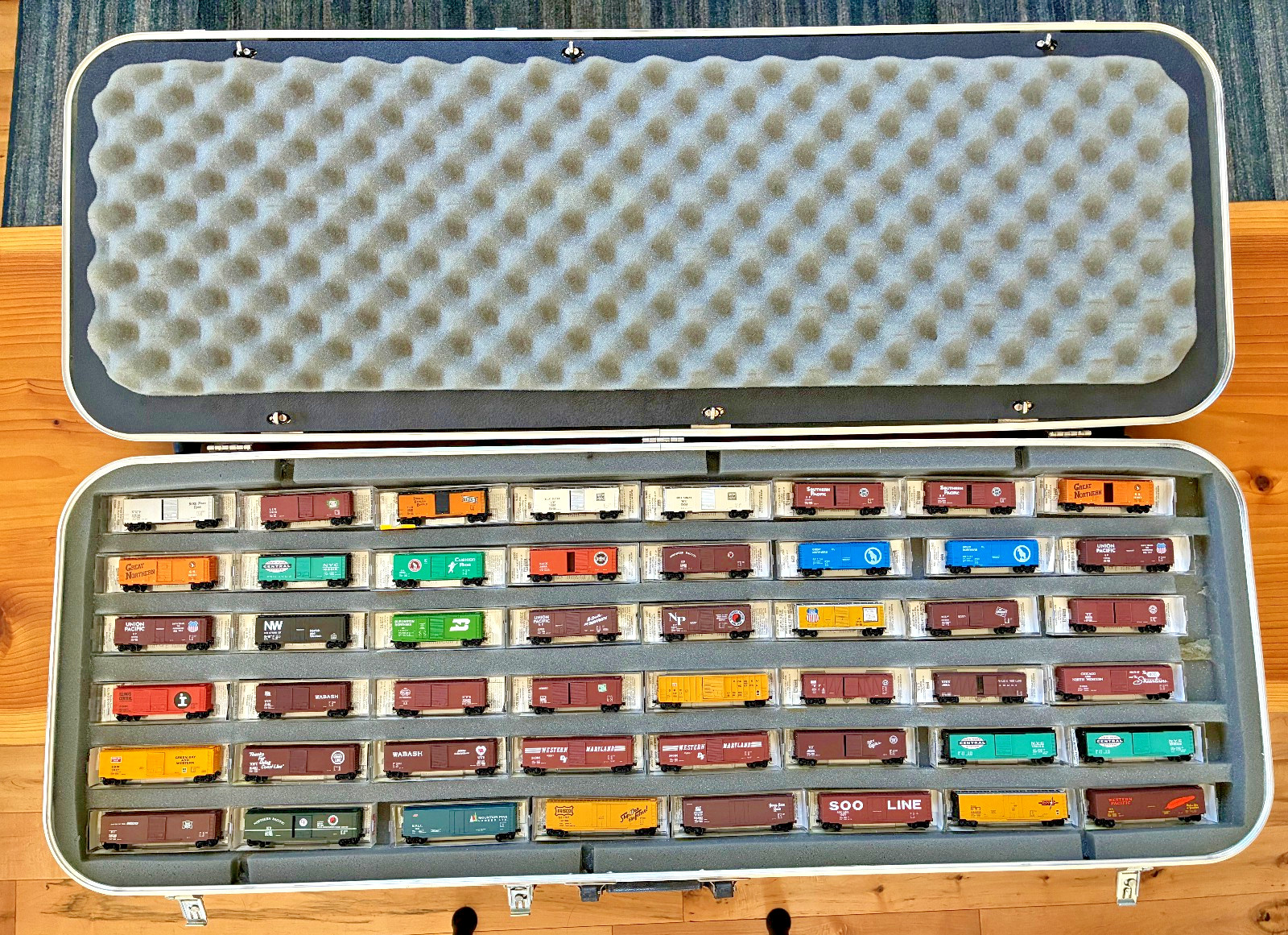 AMAZING COLLECTION OF 100 MICRO-TRAINS N-SCALE FREIGHT CARS IN TRAVEL CASE !