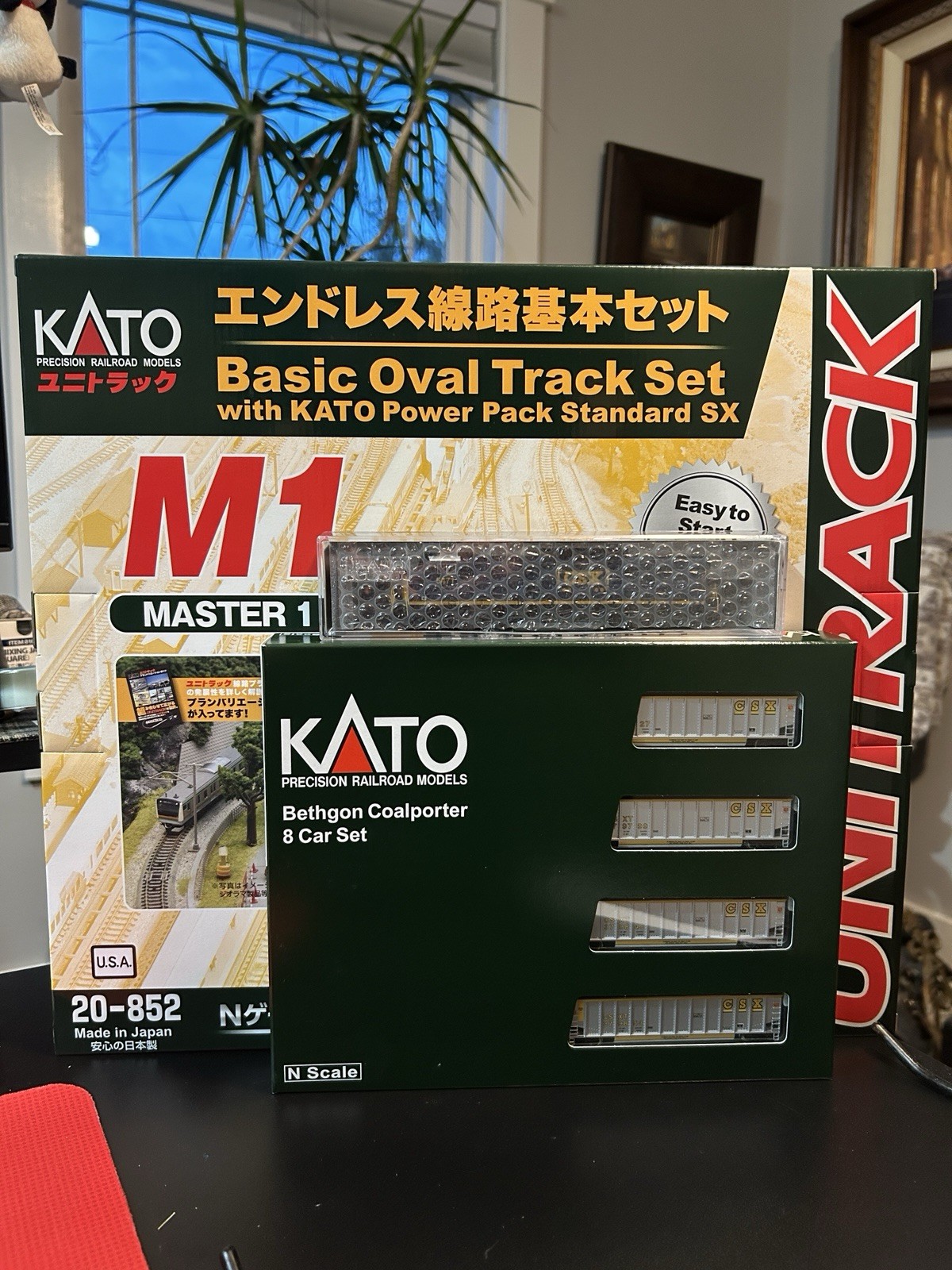 Kato N M1 Track Set + CSX Bethgon Coal Set 8 Cars + ES40DC CSX Locomotive – New!