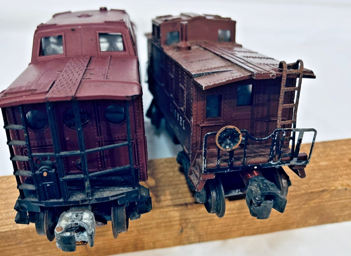 2 Lionel O-O27 Cabooses