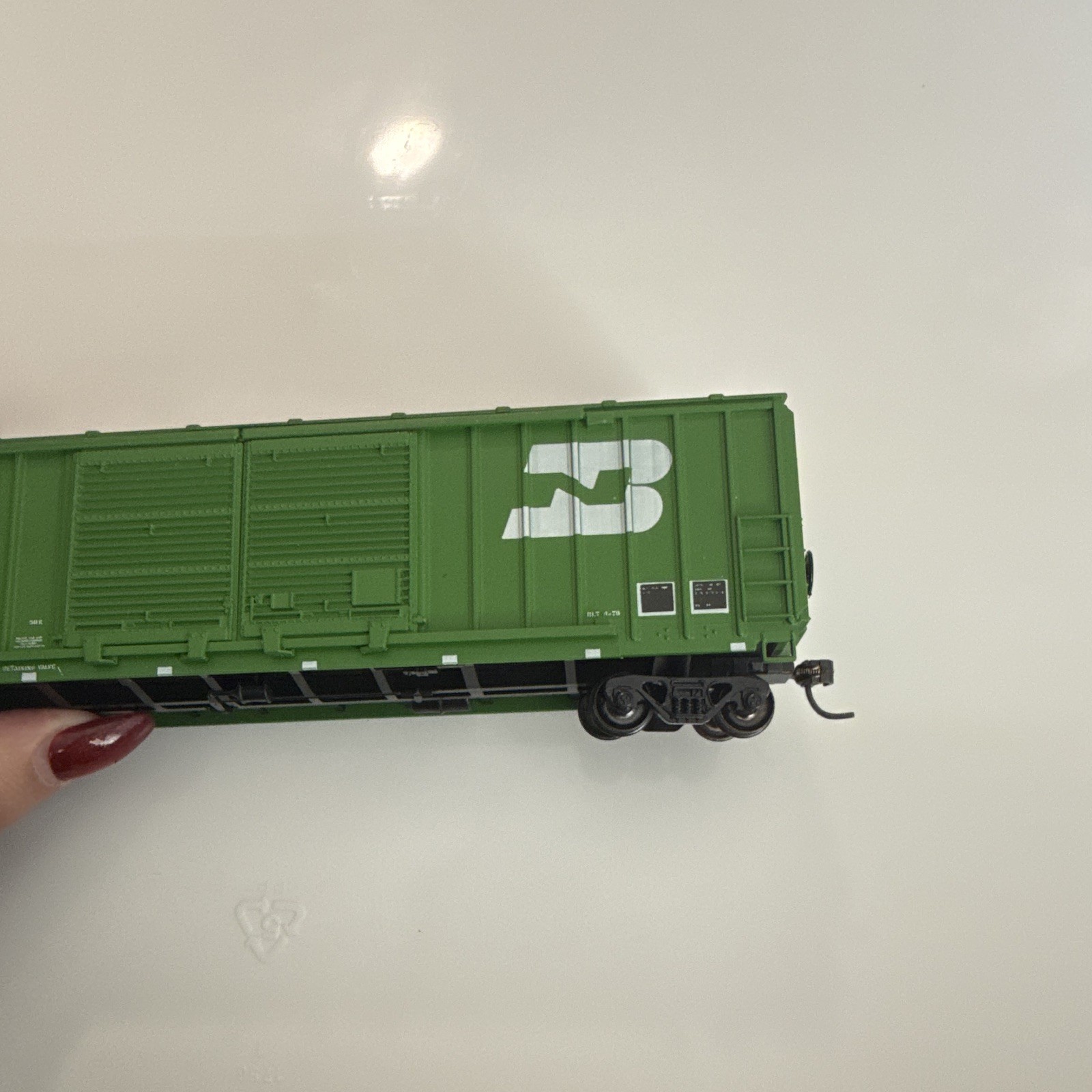 HO 1:87 Burlington Northern Box Car Green/White/Black Analog DC 2-Rail 247908