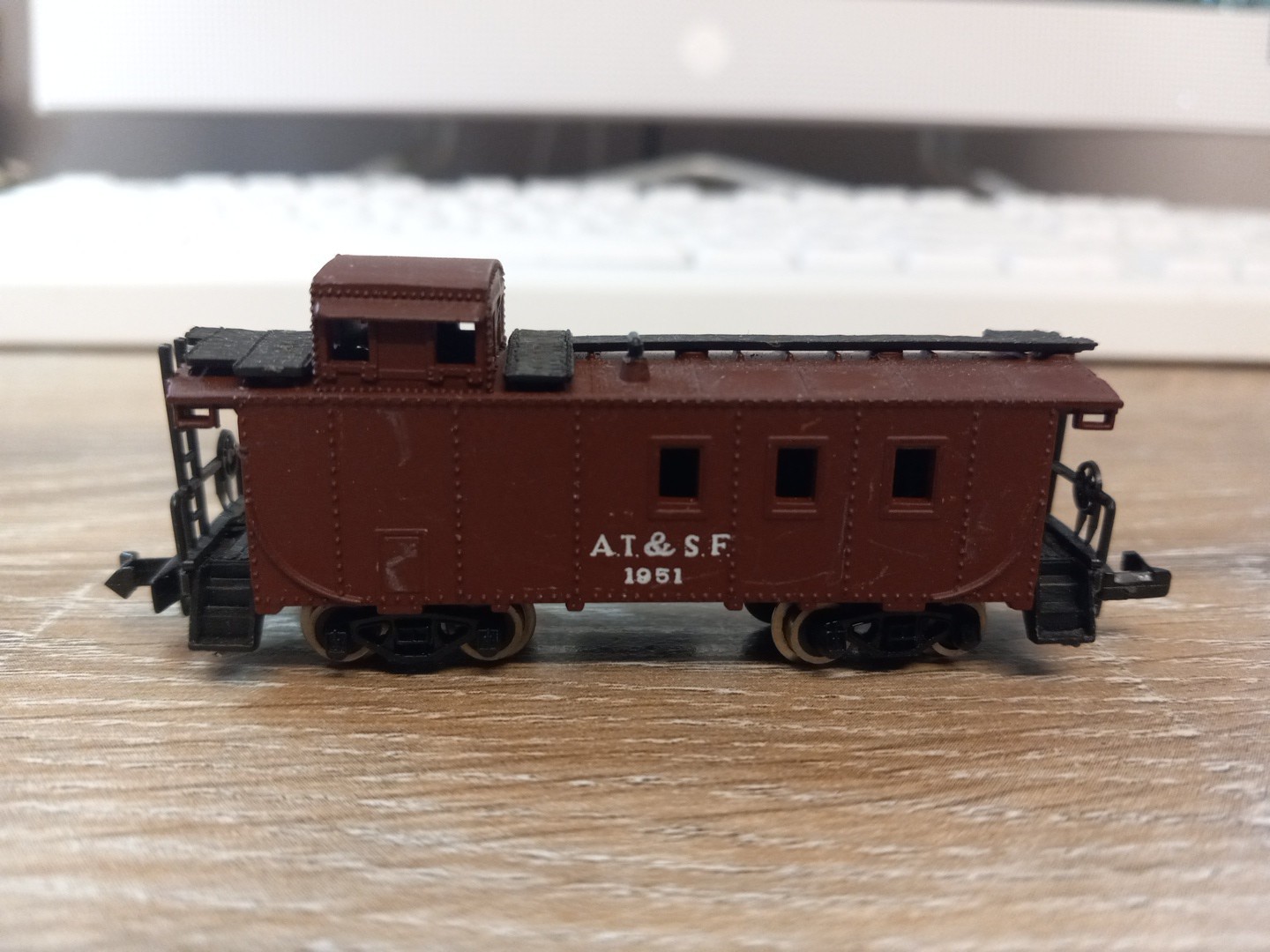 UNKNOWN MAKE. N SCALE. CABOOSE, AT & SF. W/METAL WHEELS. FREE SHIPPING