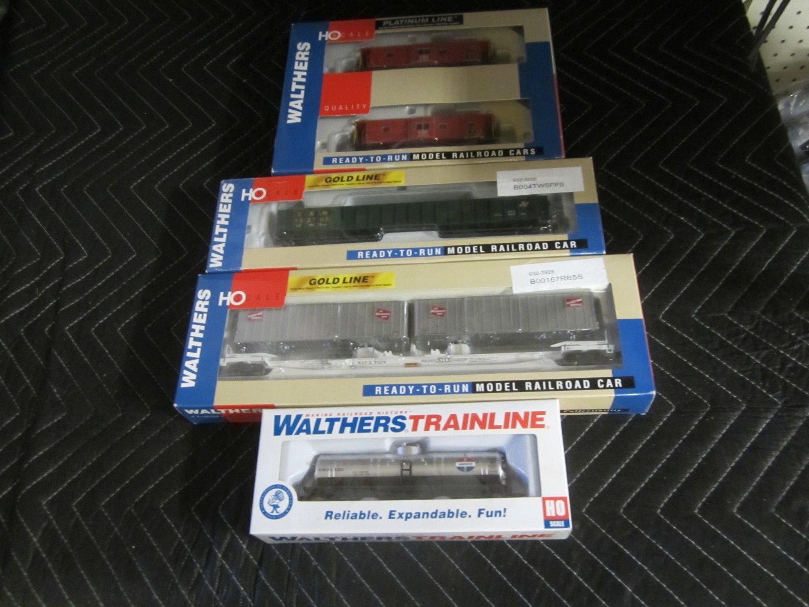 Walthers Platinum HO Rib Side Caboose Milwaukee Rd plus 3 more read description