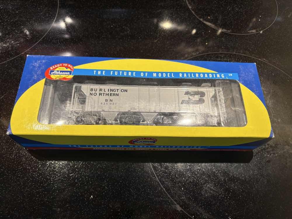 Athearn HO Burlington Northern BN PS 2893 Covered Hopper BN 435021 #93706