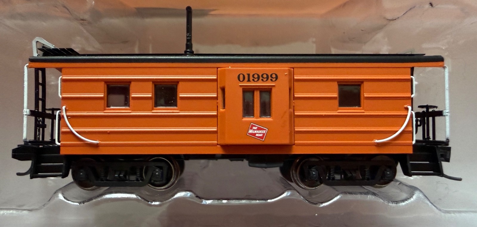 Fox Valley Models 91008 N scale Milwaukee Road Rib-Side Bay Window Caboose #1999