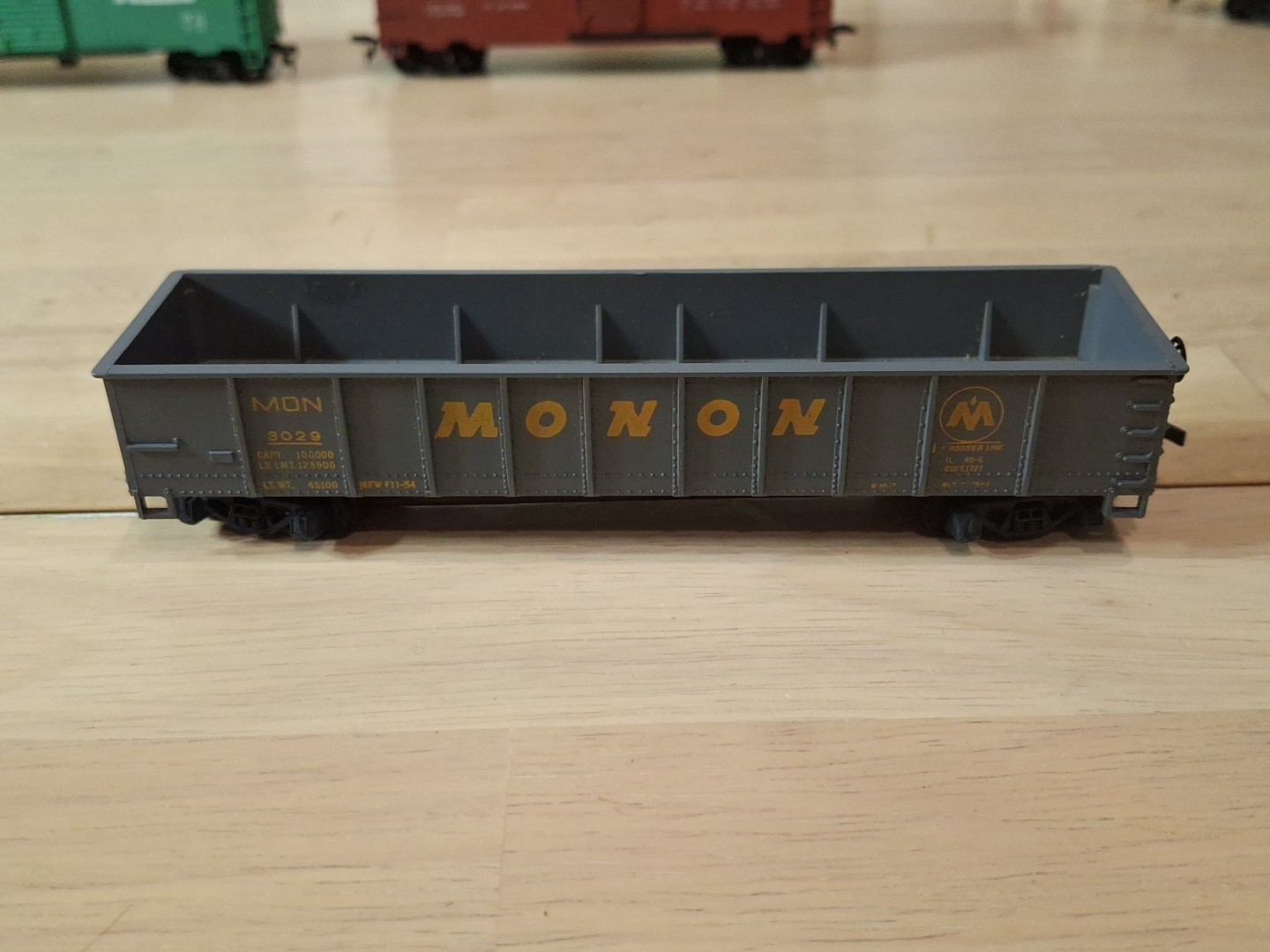 Lot of 5 HO Freight Cars – Mantua + Hong Kong – Boxcars/Gondolas – Working Doors