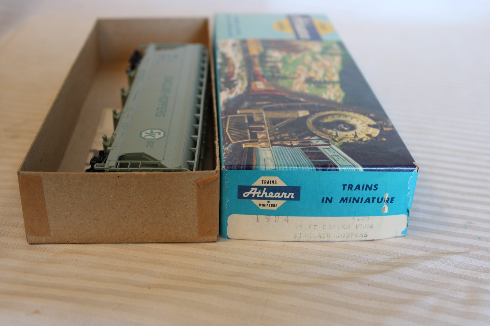 HO Scale Athearn, 55′ Center Flow Hopper, Sinclair-Koppers, Blue, #143 – 1924