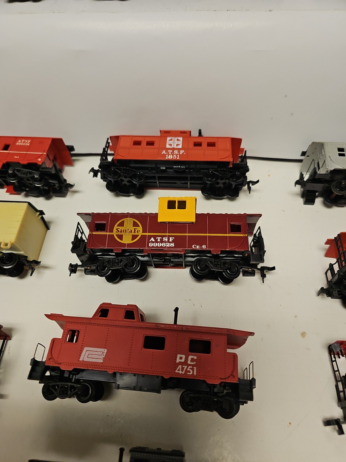 HO Scale Lot of 21 Mixed Caboose & Box Car, Tyco, Life-Like, Lima,Tri-ang More