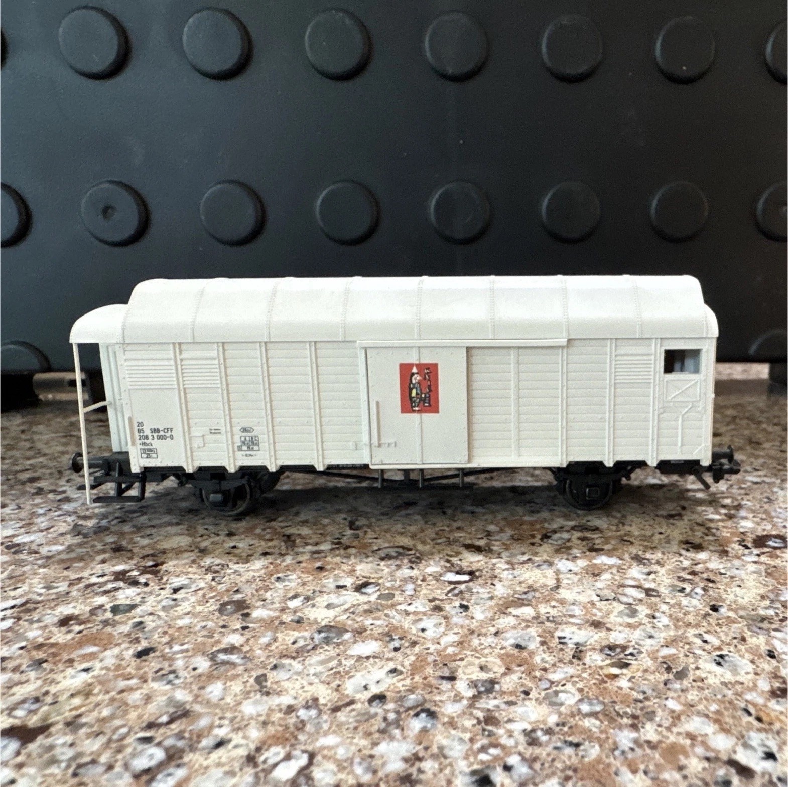 Bachmann N Gauge 1:160 Burlington Northern BN Caboose 17658 Analog White
