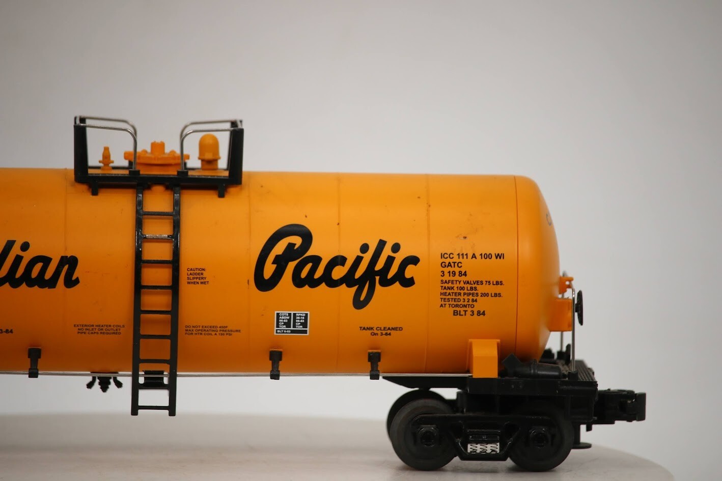 MTH 1984 O SCALE #400228 C.P. Canadian Pacific Yellow Single dome TANK CAR