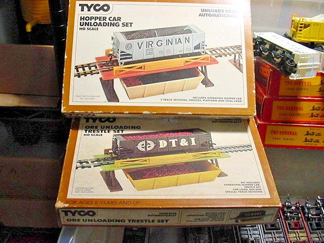 Tyco New. Unloading Hopper Car Set, extra cars pictured are available.
