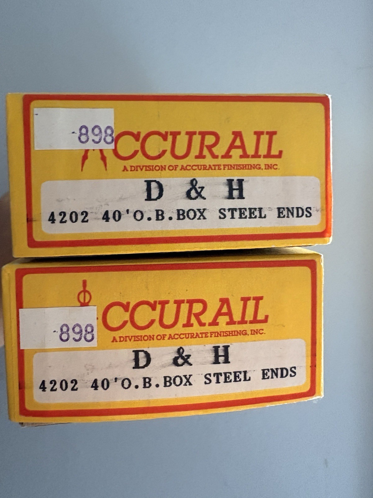 Accurail D & H 4202 40′ O.B. Box Car Steel Ends HO Scale Brown Plastic