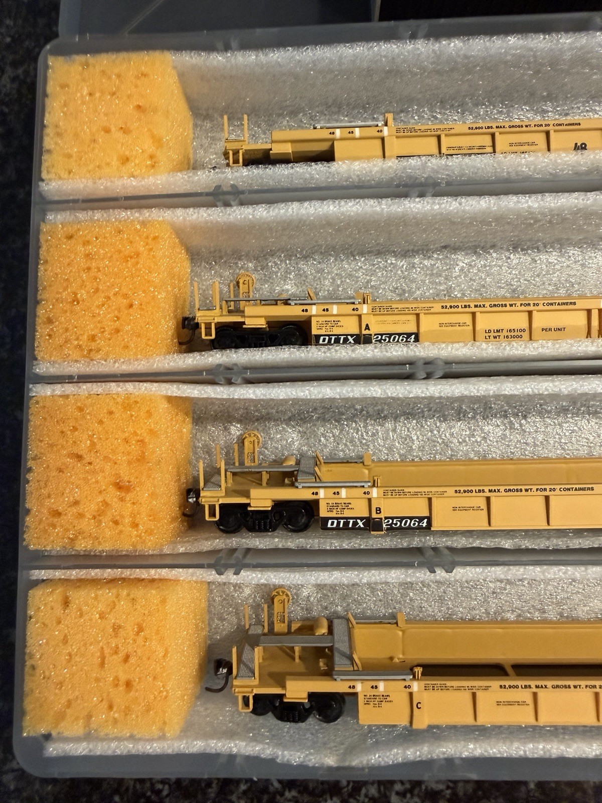 Lot Of Four HO Walthers Thrall Well Cars DTTX w/Containers DTTX #25064 & #54184