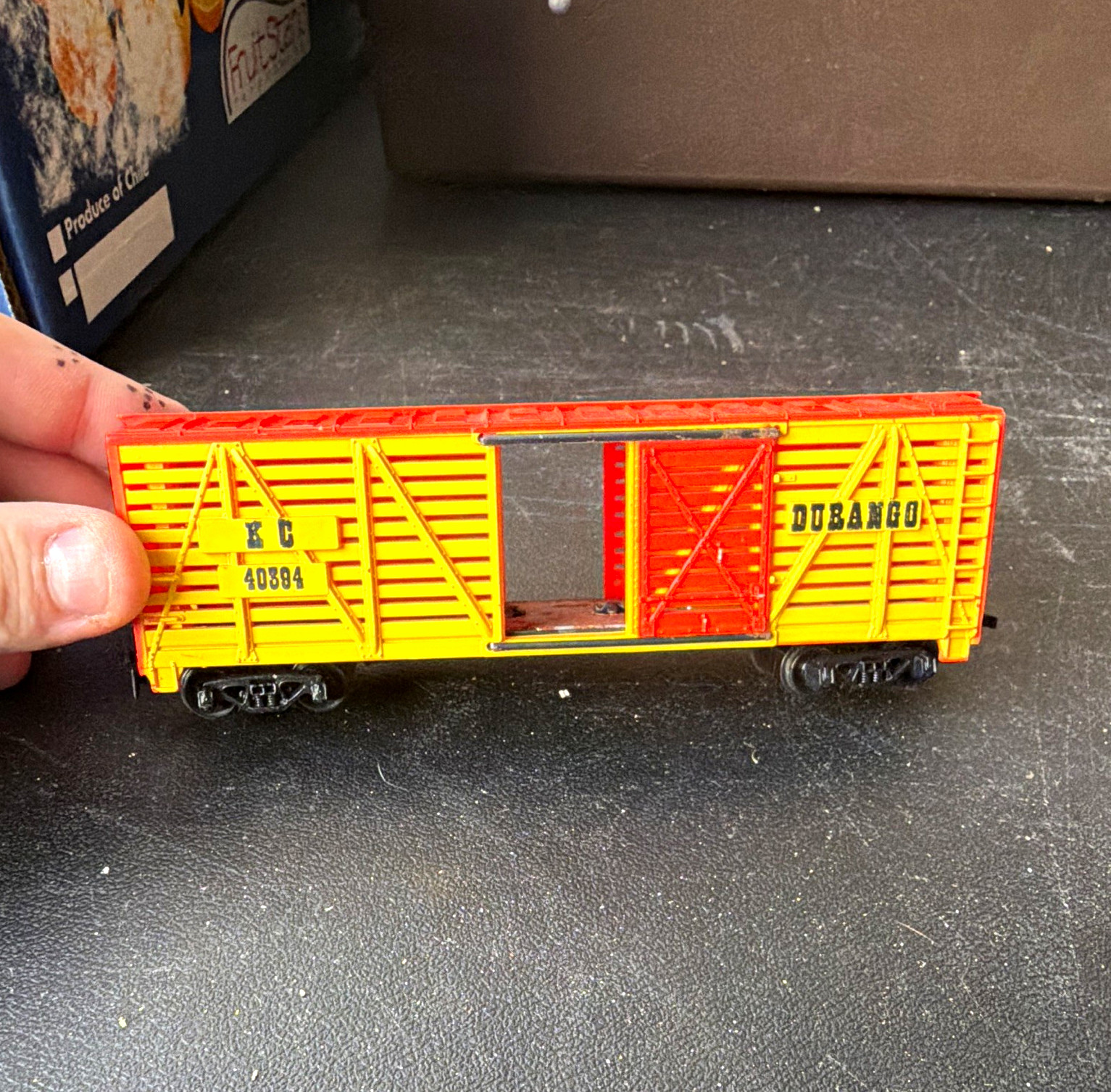 TYCO HO Gauge KC Dubango Box Car Analog MPN 40384 Yellow/Red/Black
