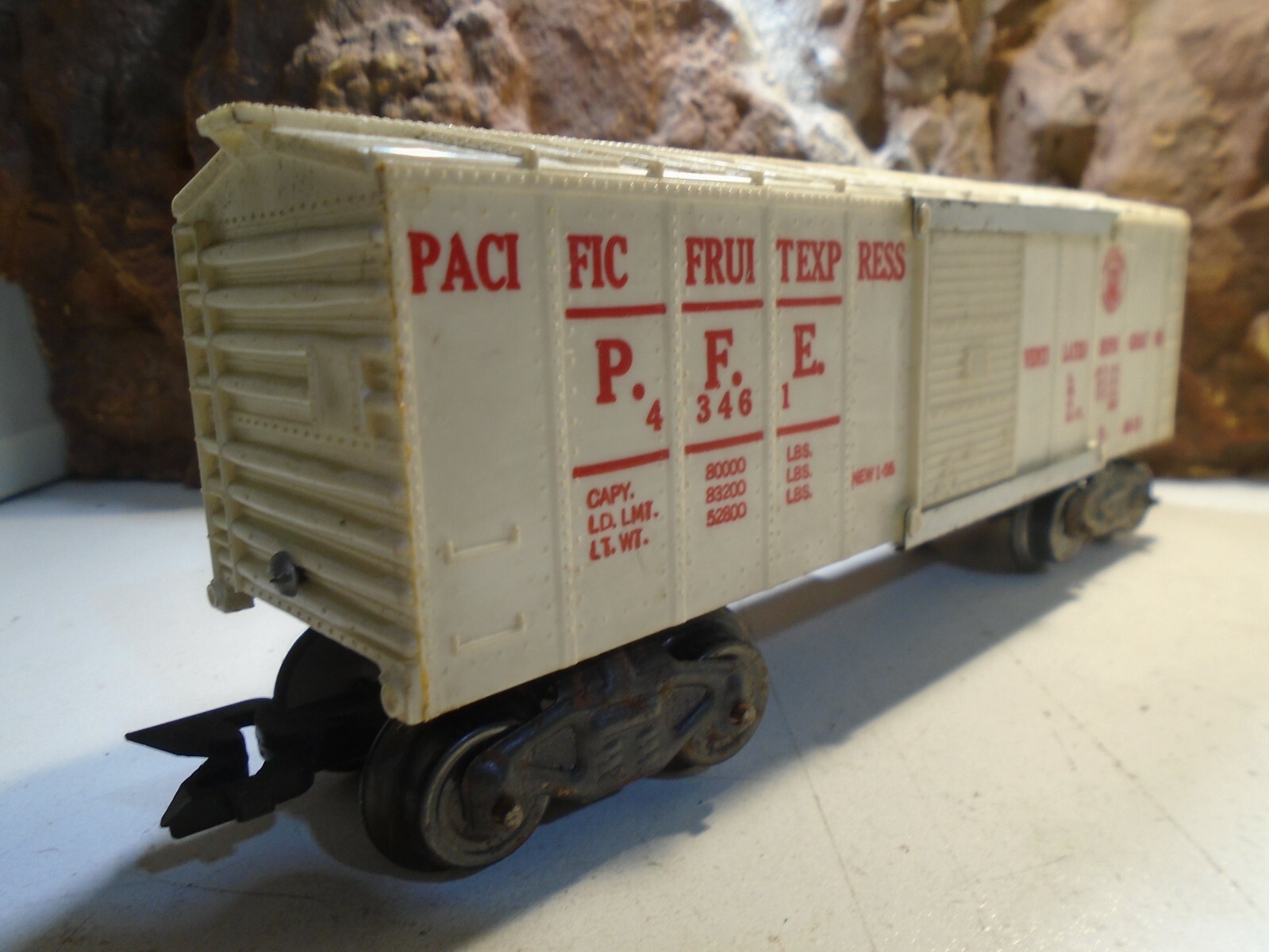 MARX 027 GAUGE PACIFIC FRUIT EXPRESS SLIDING DOOR REEFER PFE 43461 5-71-5