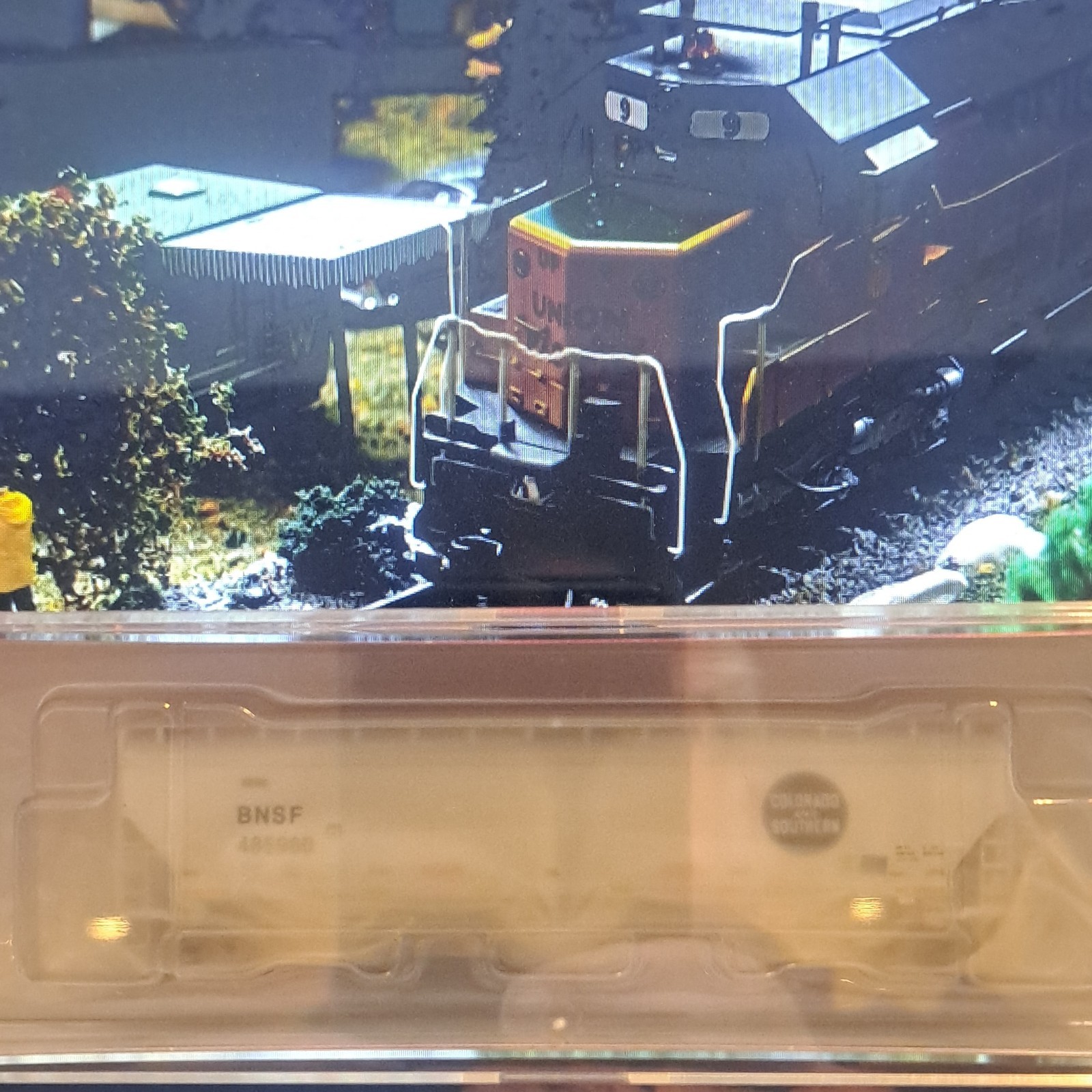 ( Random pick ) Union Pacific BNSF KCS Tender Covered Hopper Freight Cars