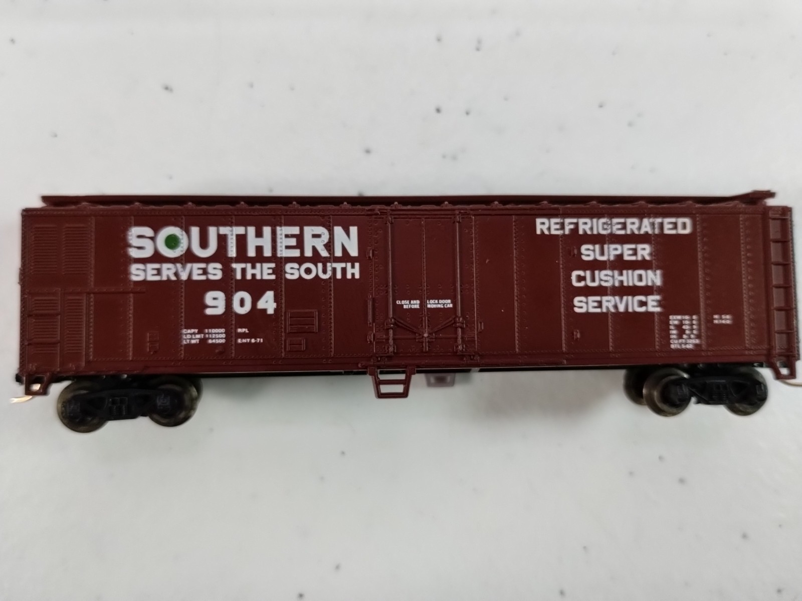 Atlas 3655 Southern Railway #904 50′ Reefer MTL Body Mount Couplers N Scale