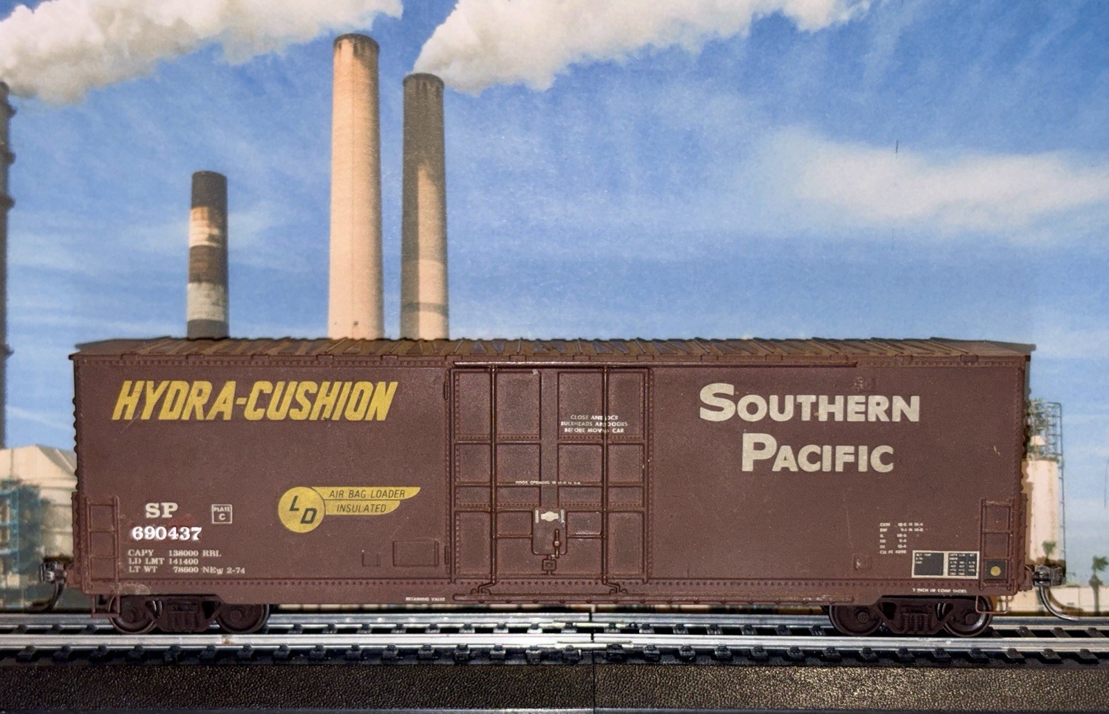 HO Roundhouse Southern Pacific 50’ PCF B-70 Plug Door Boxcar SP 690437 Weathered