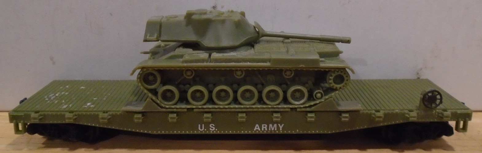 MODEL POWER HO SCALE U.S. ARMY 50′ FLATCAR WITH TANK LOAD NEAR MINT CONDITION