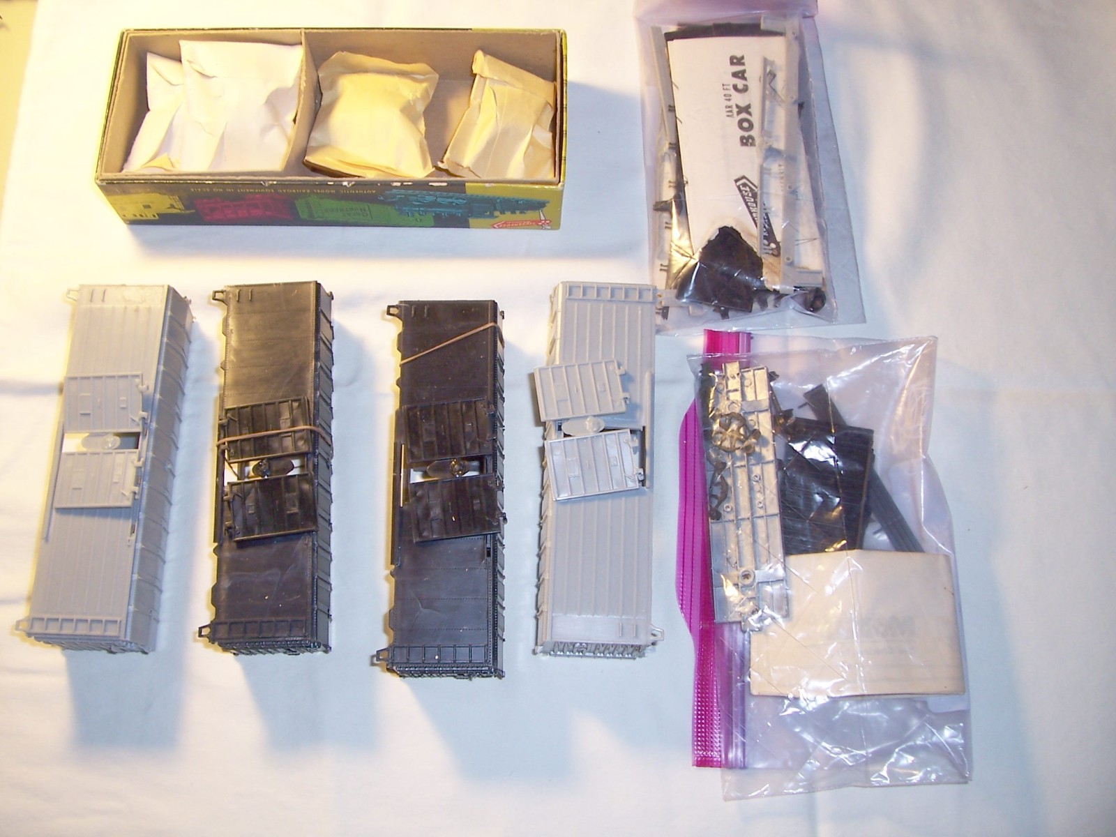 LOT#352 HUGE LOT OF HO ROADHOSE BOXCAR KITS – READY FOR KIT BASHING – SEE NOTES
