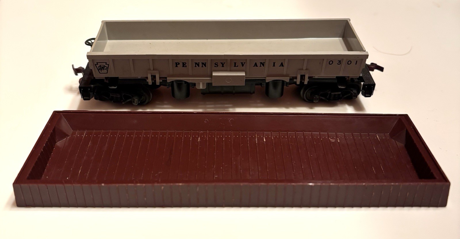 Vintage 1950’s Lionel HO Gauge 0301 PRR Pennsylvania Coal Dump Car w/ Platform