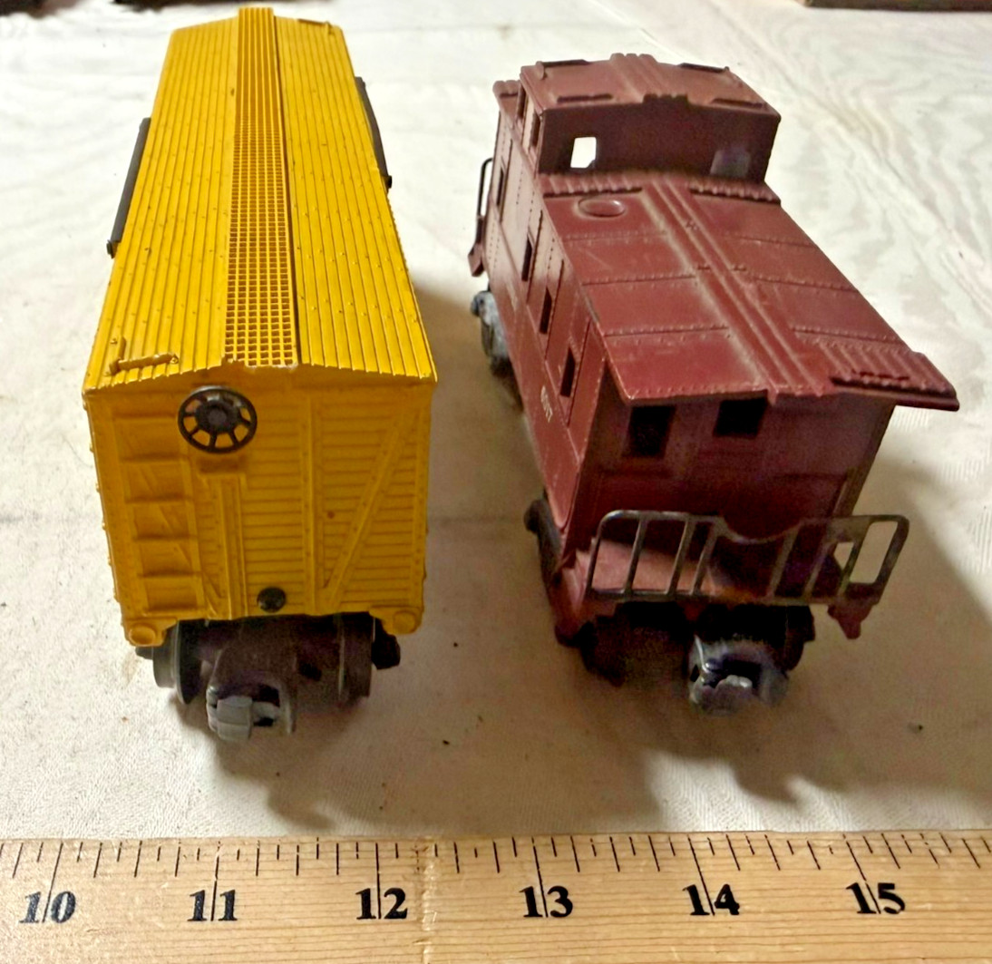 Postwar Lionel O Gauge 6656 yellow cattle car + 6017 Tuscan brown caboose