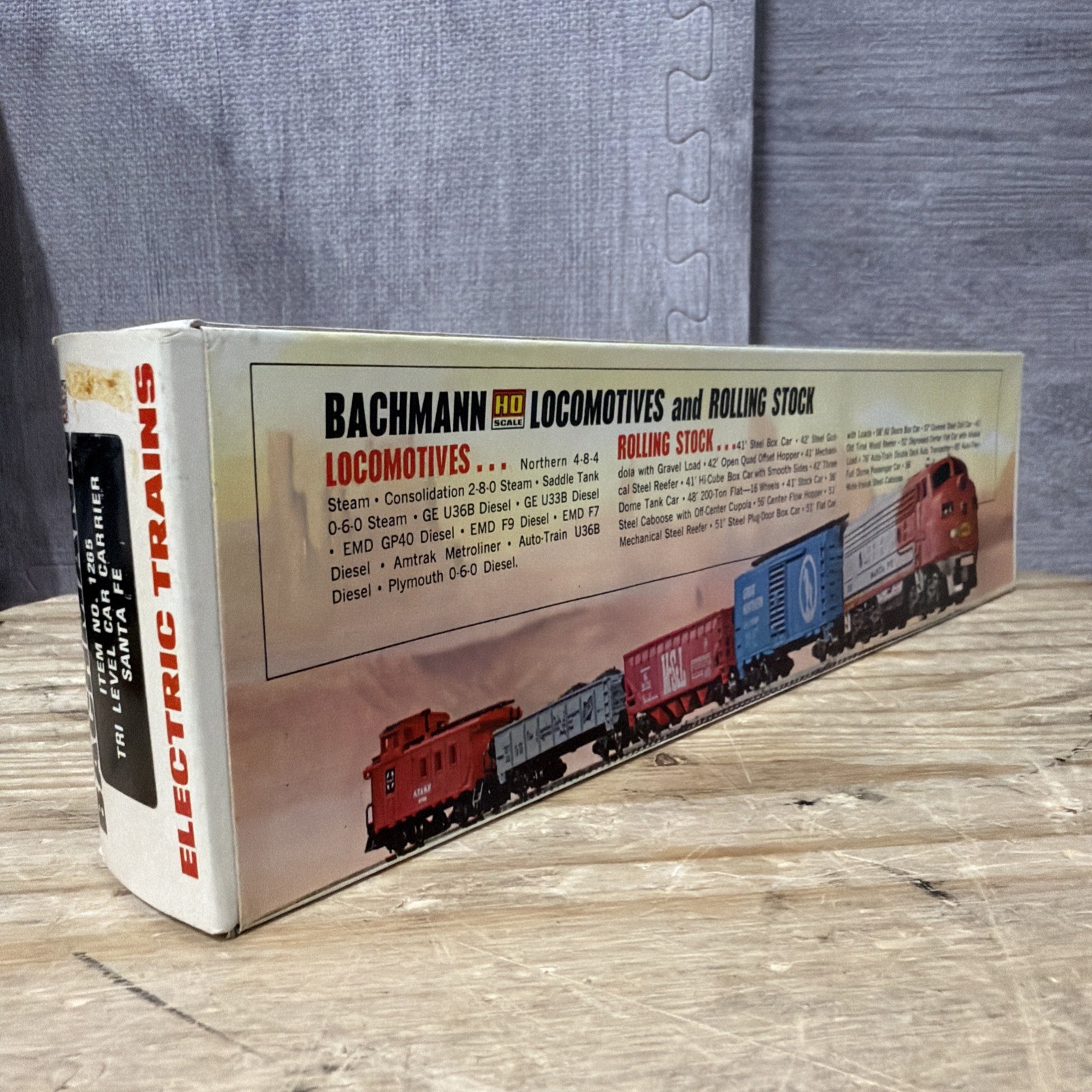 HO Bachmann Model #1265 Santa Fe 89′ Tri-Level Car Transporter Train Model