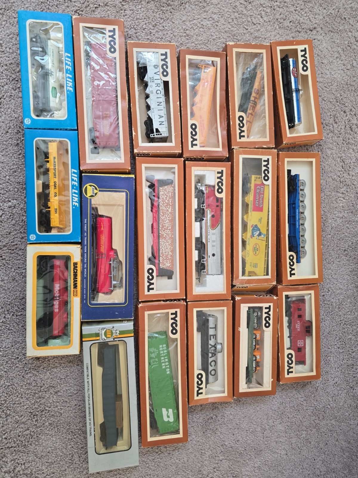 18 Vintage HO Tyco Train Cars, AHM, Life Like, Santa Fe Engine