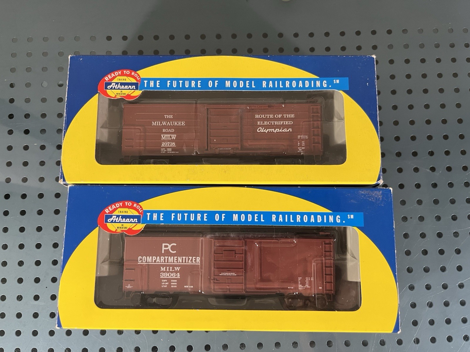 2 HO Scale Athearn RTR Milwaukee Road 40′ Rib Side & Smooth Side Boxcar Lot