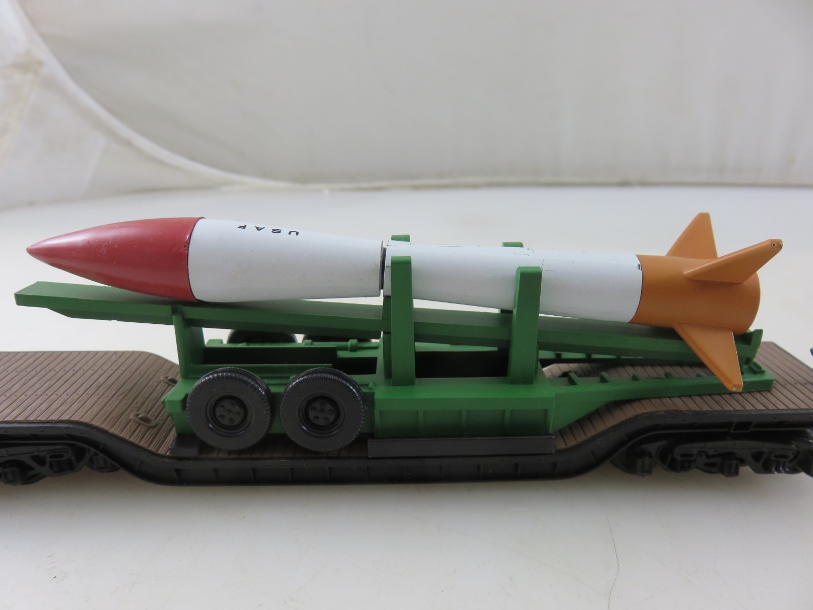 Bachman 71300 HO 52′ Flat With USAF Missile Freight Gondola Car Hong Kong Made