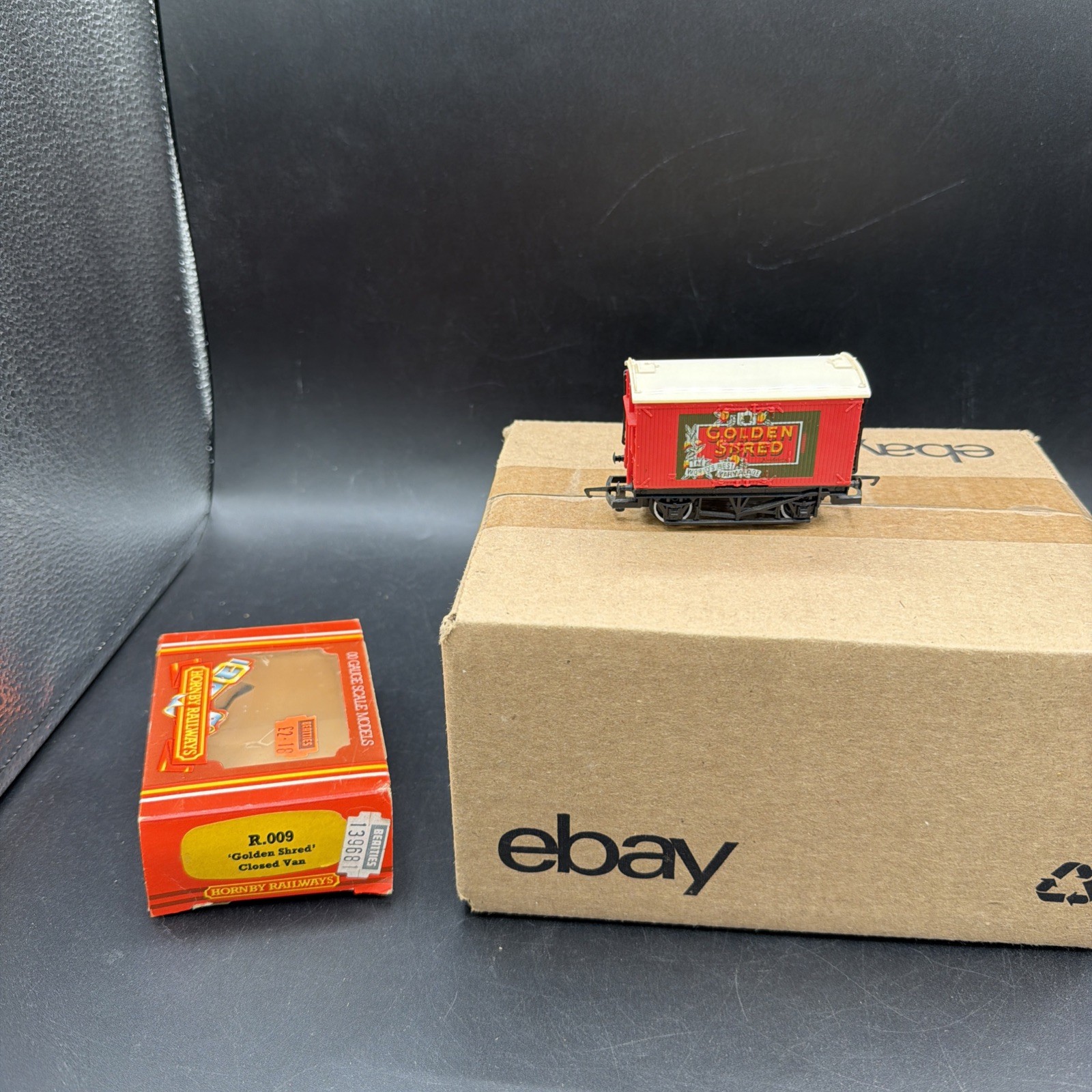 Hornby R.009 European Golden Shred 12T Closed Van Wagon OO Gauge