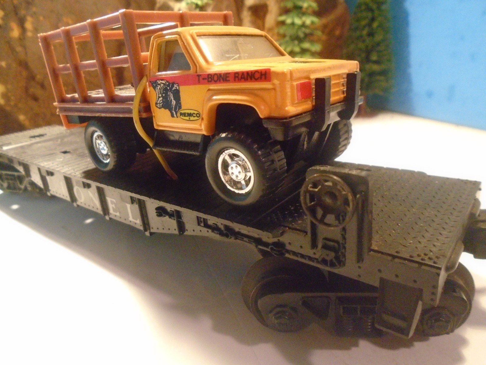 LIONEL 6828 BLACK PLASTIC FLAT CAR WITH REMCO STEEL STAKE BODY TRUCK 5-117-5