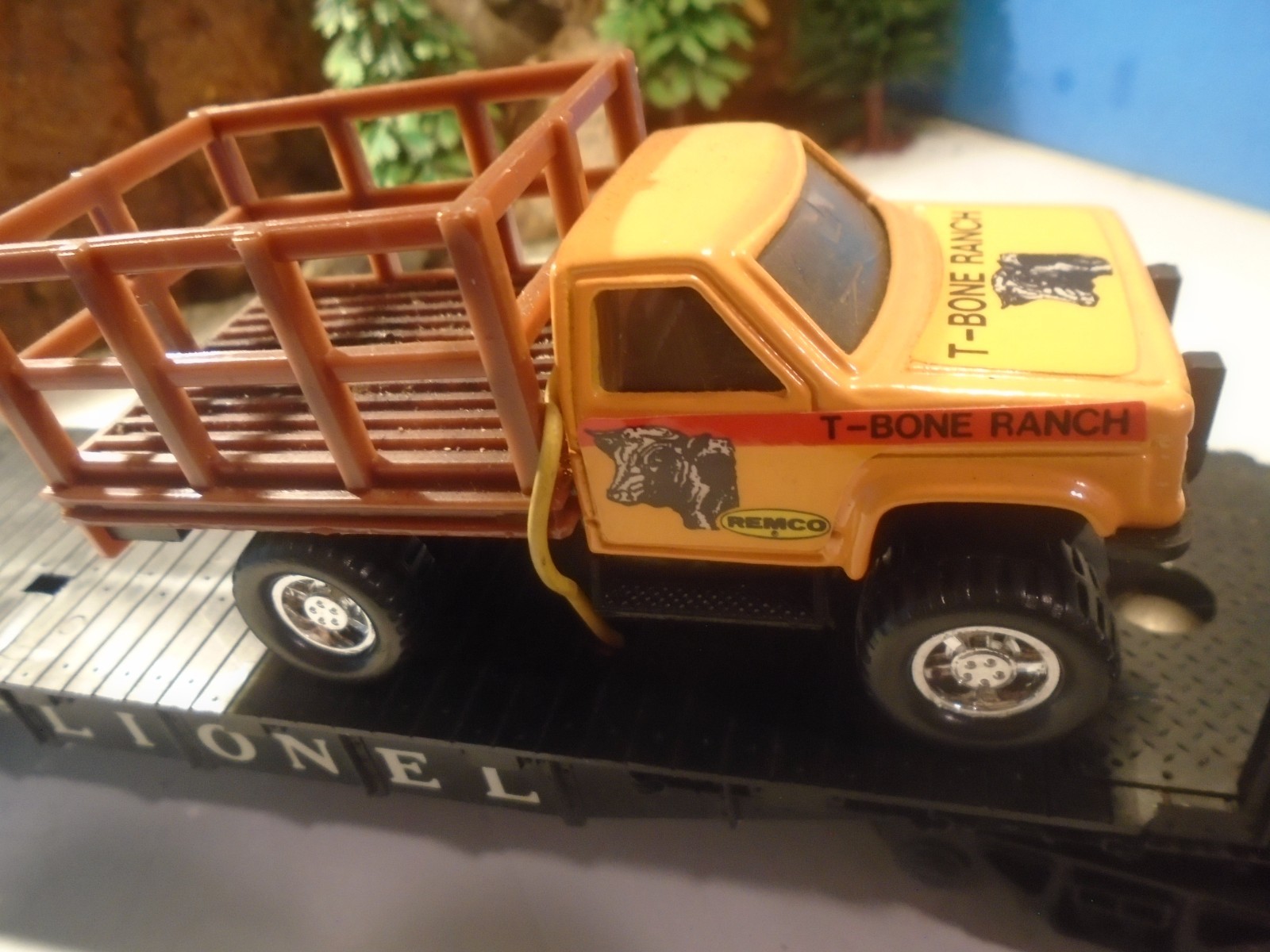 LIONEL 6828 BLACK PLASTIC FLAT CAR WITH REMCO STEEL STAKE BODY TRUCK 5-117-5