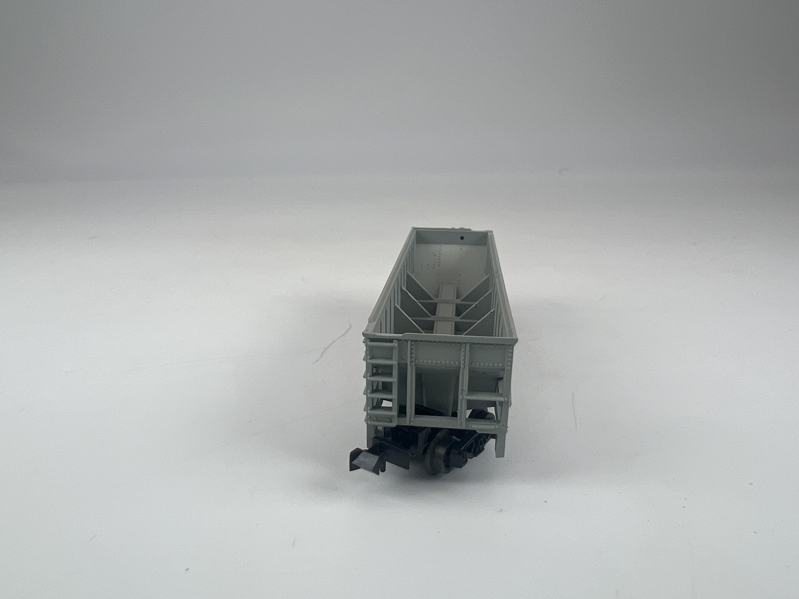 Trix #400055 N Scale Southern Pacific Hopper Car Gray Good