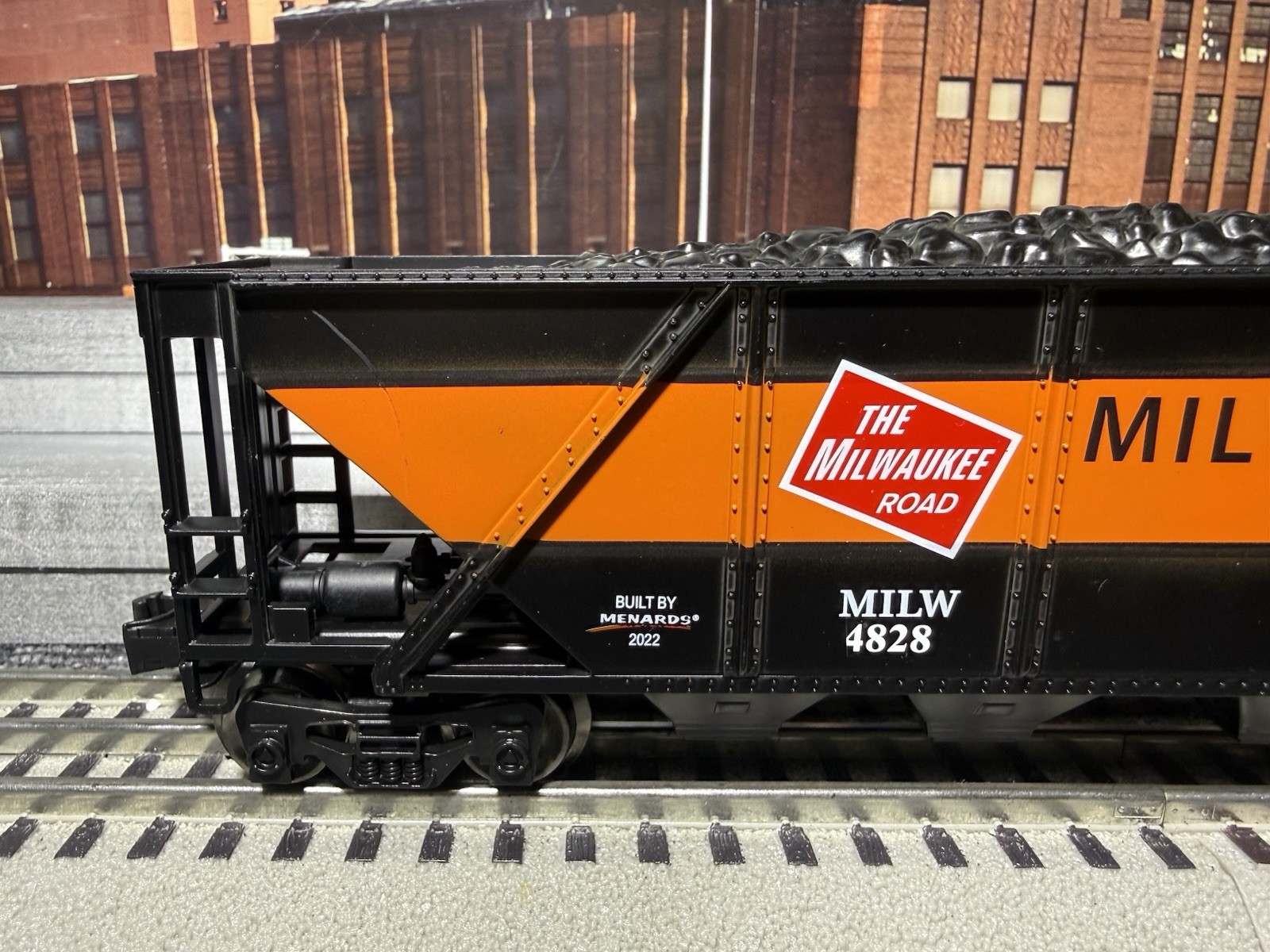 Menards #279-8948 & 279-4418 – Milwaukee Road Coal Hopper & Weathered Boxcar Set