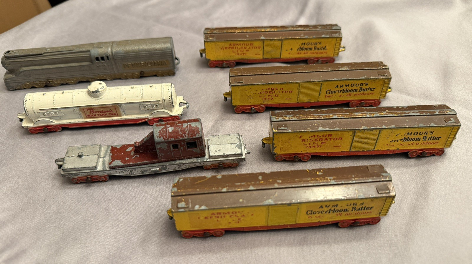 Vintage Pre-War Tootsietoy Diecast 7 pc train set – PA Eng 5435, Armour, Borden