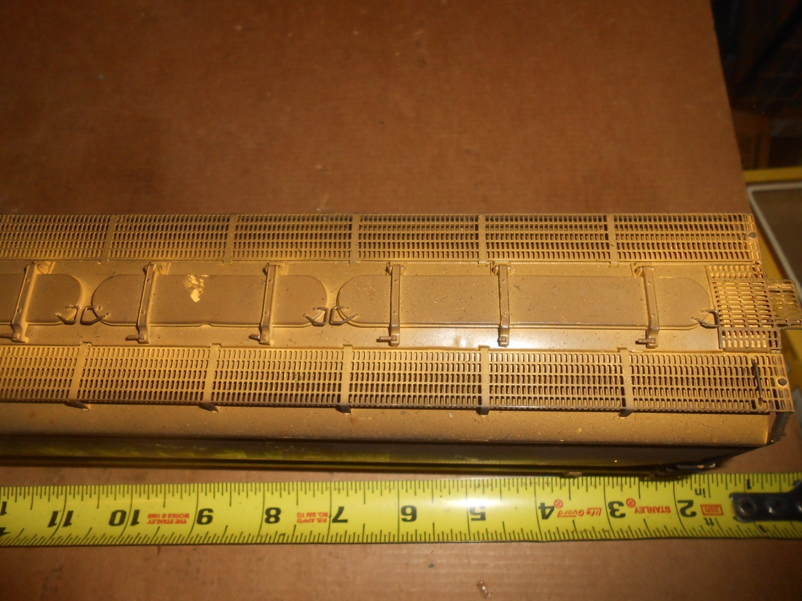 O/O-27 Lionel 52594 weathered Quikrete 4 Bay ACF Hopper.