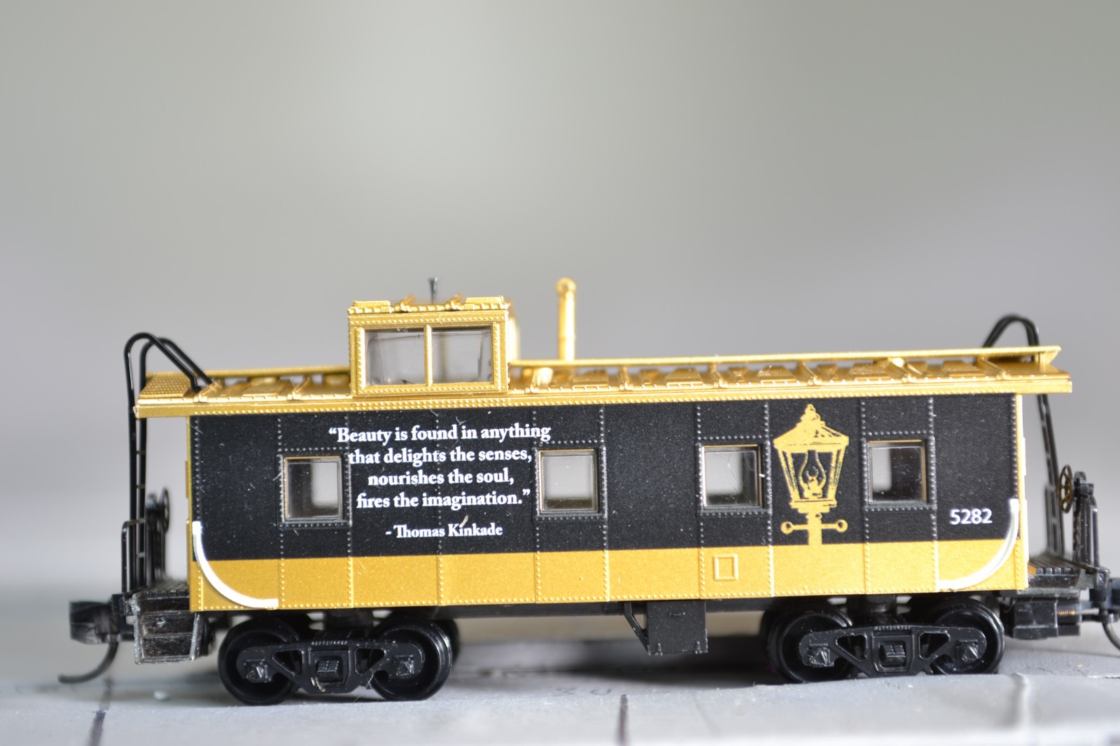 13062 MICRO TRAINS CABOOSE THOMAS KINKADE PAINTER OF LIGHT