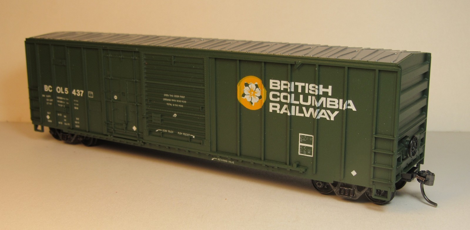 Roundhouse HO ~ British Columbia Rail 50′ Steel Boxcar ~ Kadee trucks & couplers