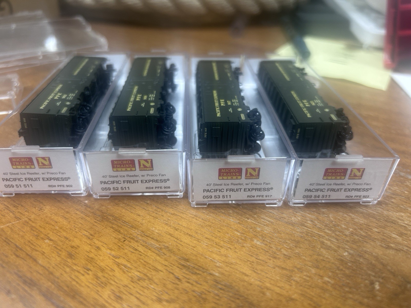 MICRO TRAINS 40′ STEEL SIDE ICE REEFER – PACIFIC FRUIT EXPRESS Four Car Set