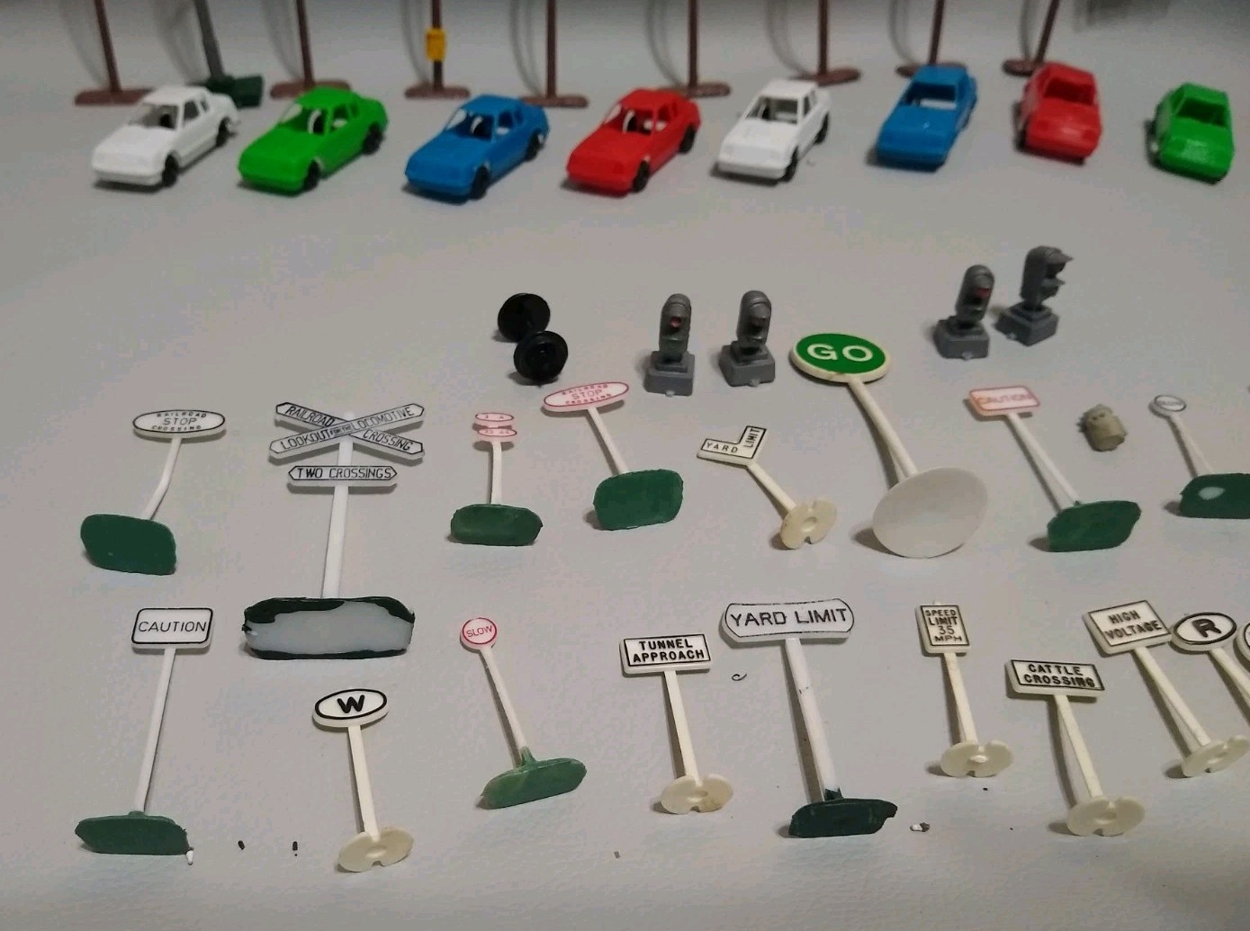 Vintage TYCO Railroad Accessories + Cars Lot of 40 Pieces Hong Kong