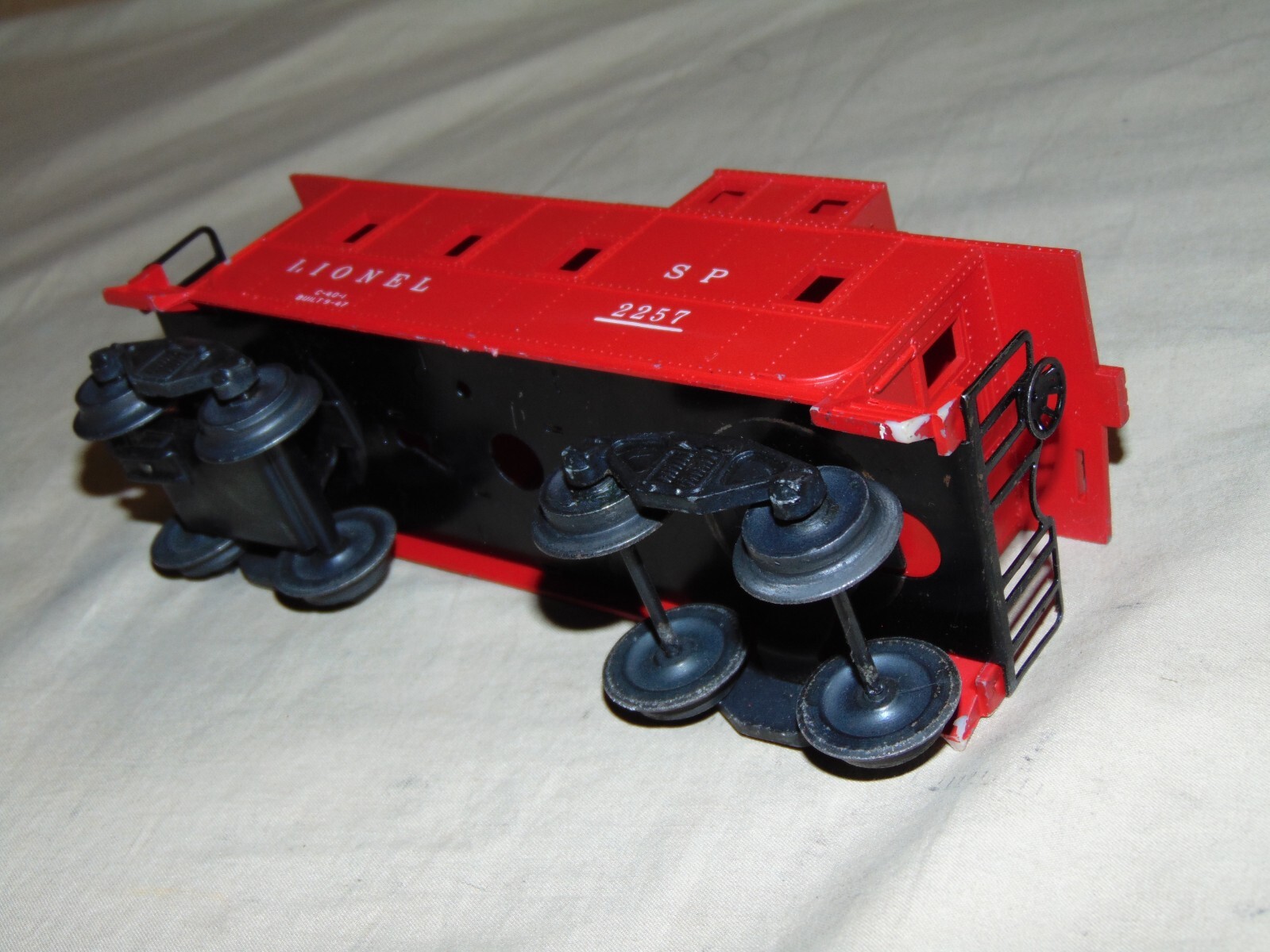 LIONEL O 2257 RED EARLY MODEL CABOOSE