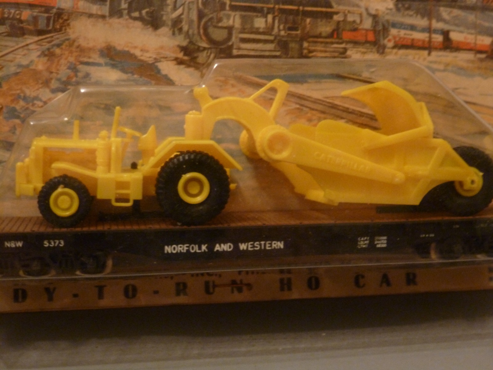 VINTAGE AHM HO NORFOLK & WESTERN FLATCAR WITH EARTH MOVER